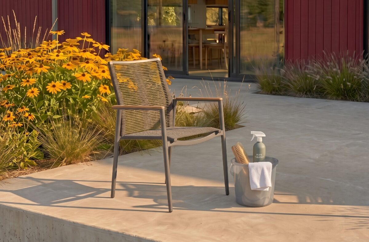 Rope-Gartenstuhl auf der Terrasse, Bürste und Eimer stehen bereit