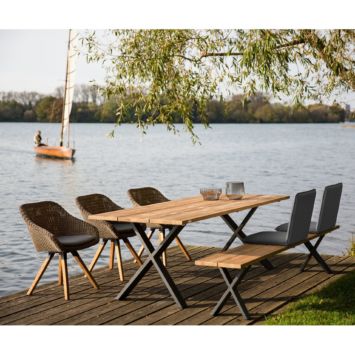 Niehoff Gartenmöbel-Set mit "Novara" Tisch und Bank, beide mit Aluminium-Gestell in anthrazit und Teakholz-Sitzfläche grob gebuerstet, mit Sitzschalen "Nette" anthrazit und Schalenstuhl "Nizza" Geflecht Viro red pine Niehoff Gartenmöbel-Set mit "Novara" Tisch und Bank, beide mit Aluminium-Gestell in anthrazit und Teakholz-Sitzfläche grob gebuerstet, mit Sitzschalen "Nette" anthrazit und Schalenstuhl "Nizza" Geflecht Viro red pine