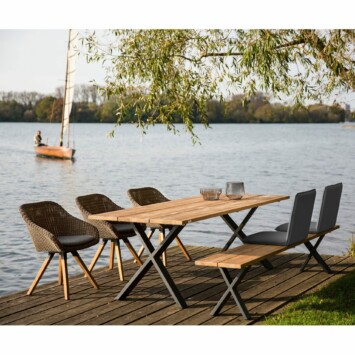 Niehoff Gartenmöbel-Set mit "Novara" Tisch und Bank, beide mit Aluminium-Gestell in anthrazit und Teakholz-Sitzfläche grob gebuerstet, mit Sitzschalen "Nette" anthrazit und Schalenstuhl "Nizza" Geflecht Viro red pine