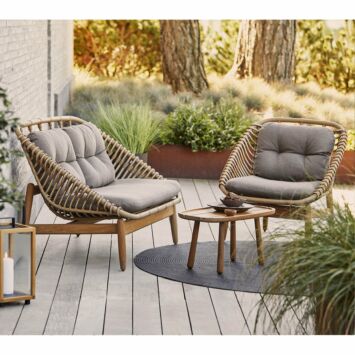 Cane-line "String" Loungesofa und -sessel, Geflecht natural, AirTouch-Kissen taupe mit "Royal" Beistelltisch